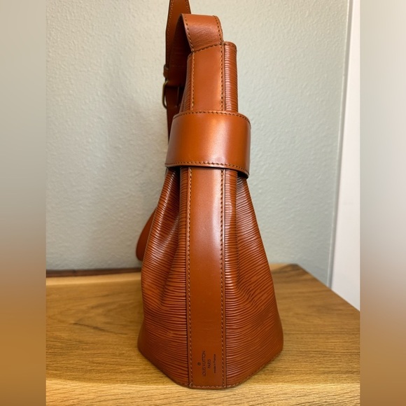 AUTHENTIC Louis Vuitton Epi Sac D’Epaule - Picture 2 of 9